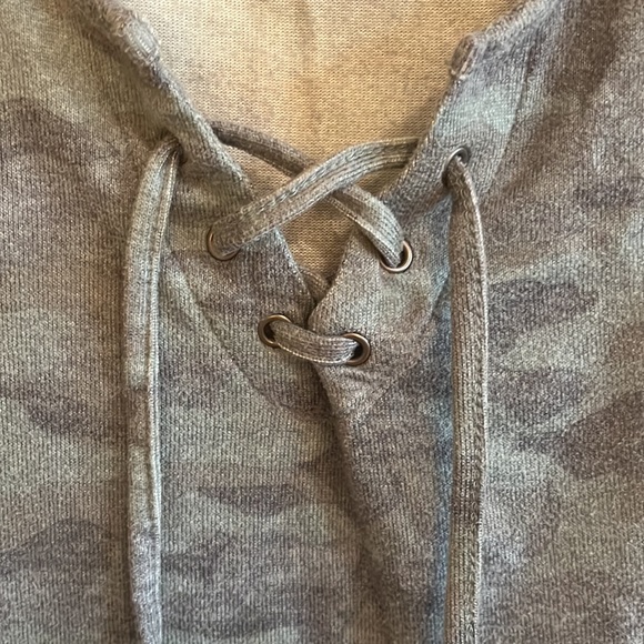 Mudd camo lace up v neck - Picture 3 of 4